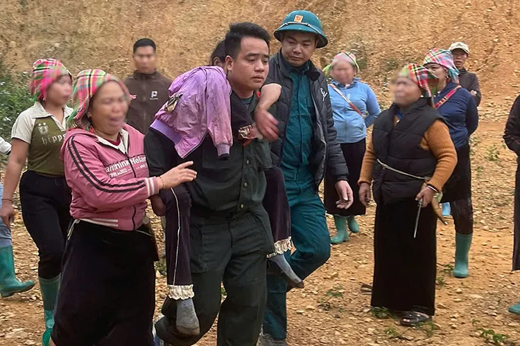 Lai Ch&acirc;u xuy&ecirc;n đ&ecirc;m t&igrave;m kiếm, giải cứu c&ocirc; g&aacute;i bị lạc trong rừng - Ảnh 1.