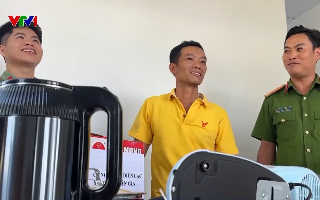 Người d&acirc;n v&ugrave;ng lũ Kh&aacute;nh H&ograve;a phấn khởi về nh&agrave; mới ng&agrave;y cuối năm - Ảnh 1.