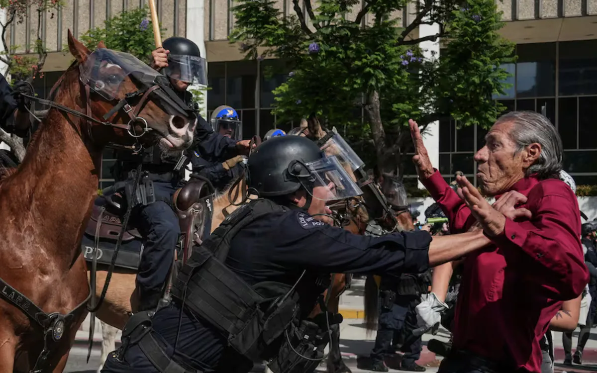 Người biểu tình phản đối ICE truy quét nhập cư tại  Los Angeles hồi tháng 6/2025. (Ảnh: Getty Images)