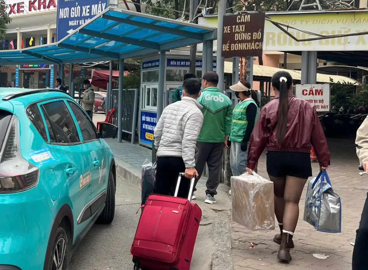 Người d&acirc;n hối hả rời Thủ đ&ocirc; về qu&ecirc; nghỉ Tết Dương lịch 2026 - Ảnh 2.