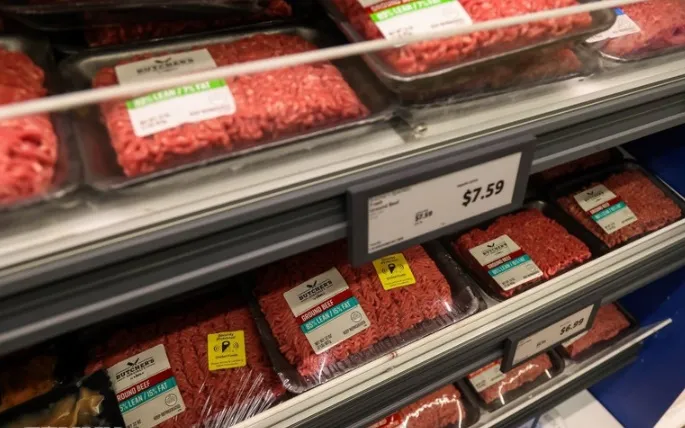 Thịt bò được bày bán tại cửa hàng ở New York, Mỹ. (Ảnh: THX/TTXVN)