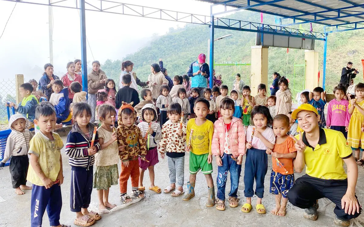 Các em nhỏ trên sân trường được đổ bê tông và mái che mới