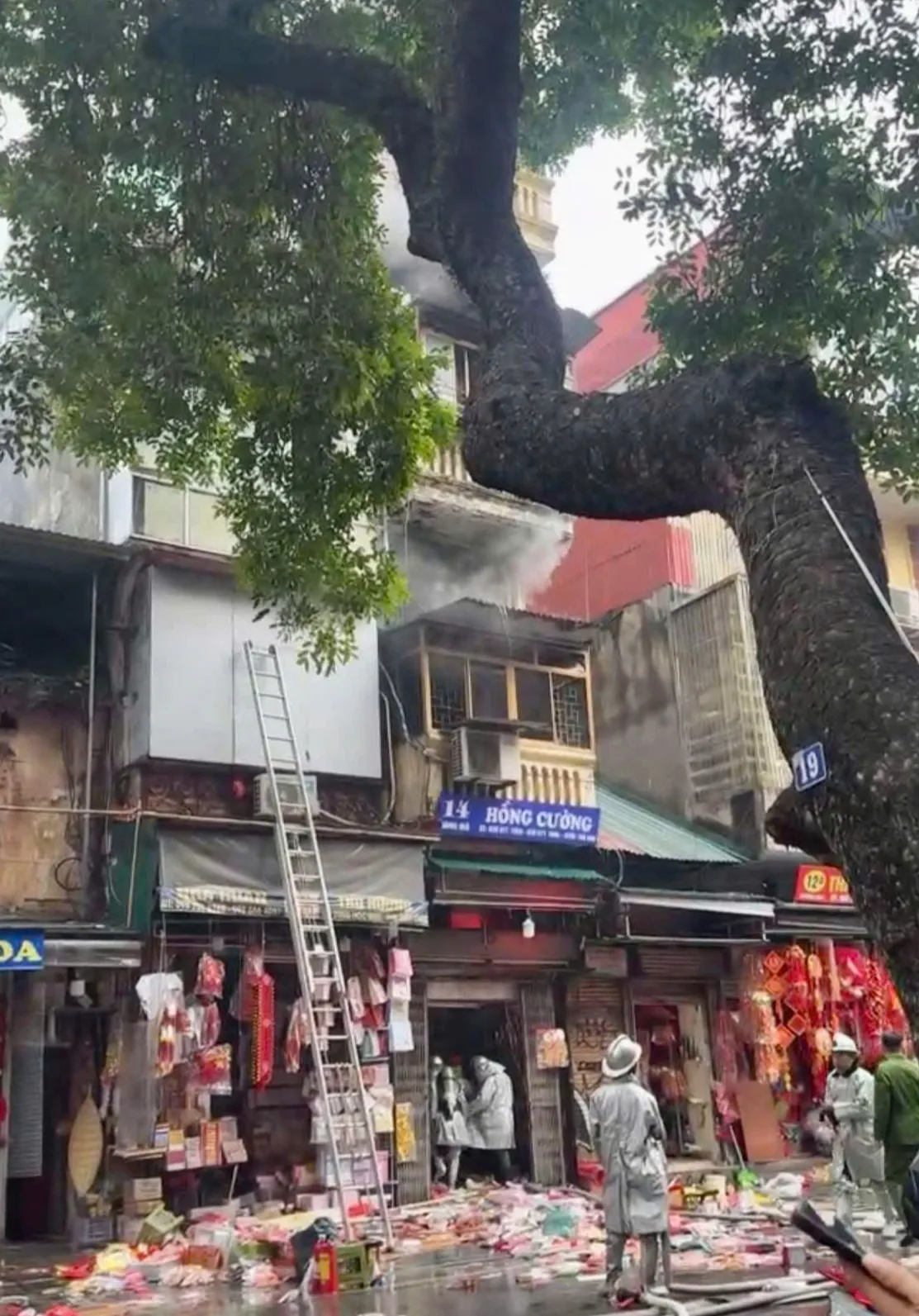 Ch&aacute;y nh&agrave; tr&ecirc;n phố H&agrave;ng M&atilde;, cứu tho&aacute;t một người trong đ&aacute;m ch&aacute;y - Ảnh 1.