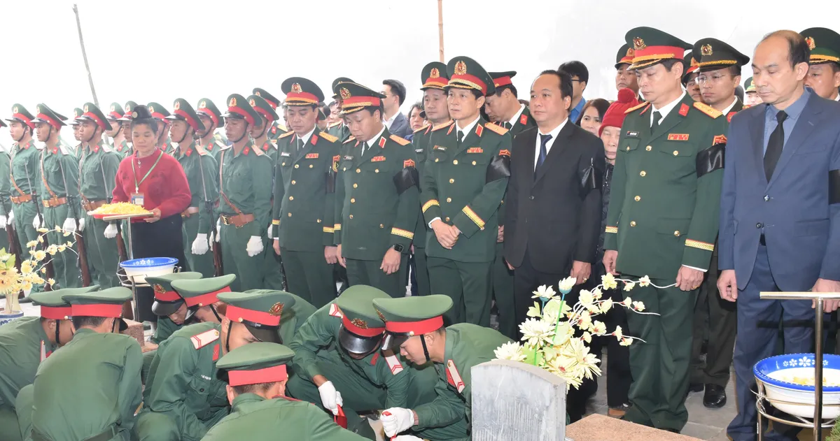 Điện Bi&ecirc;n: Truy điệu, an t&aacute;ng 10 h&agrave;i cốt liệt sĩ hy sinh tại L&agrave;o - Ảnh 4.
