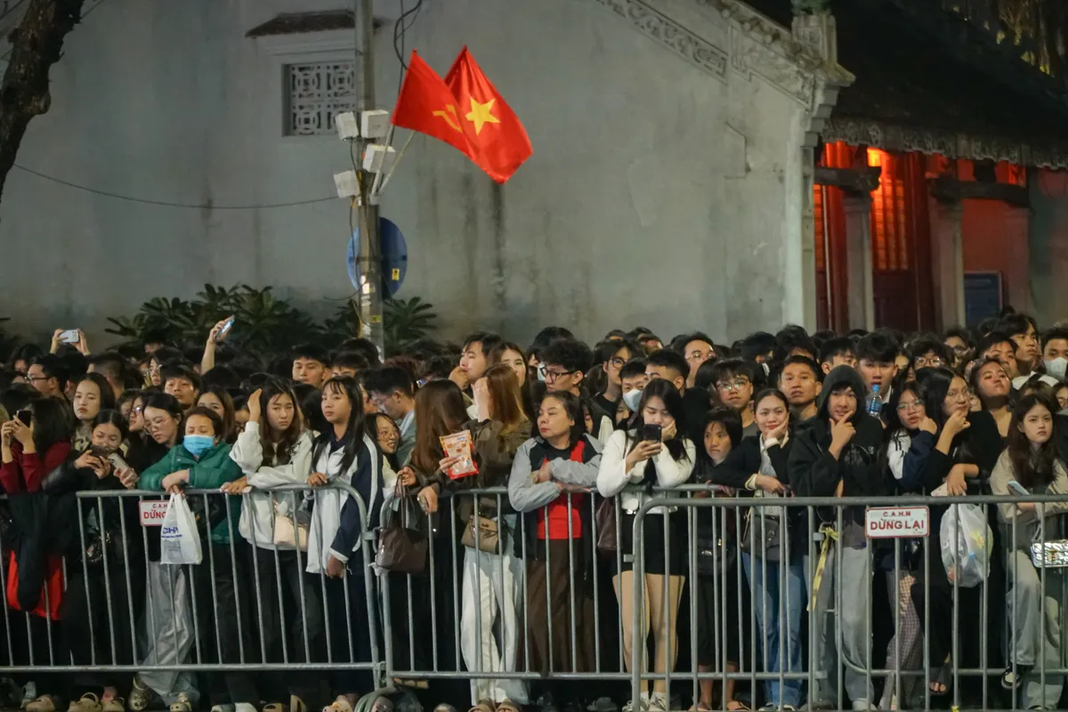 H&agrave;ng ngh&igrave;n người d&acirc;n đổ về trung t&acirc;m Thủ đ&ocirc; đ&oacute;n chờ Giao thừa 2026 - Ảnh 4.