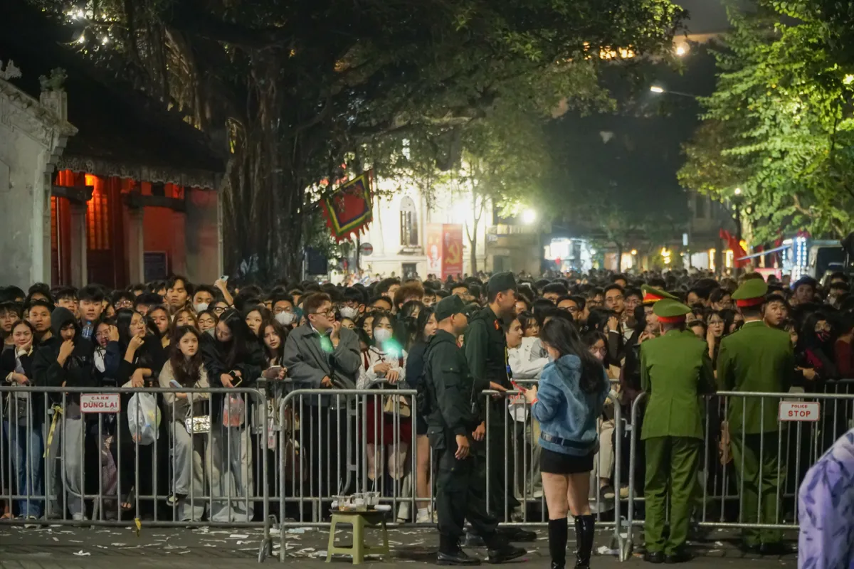 H&agrave;ng ngh&igrave;n người d&acirc;n đổ về trung t&acirc;m Thủ đ&ocirc; đ&oacute;n chờ Giao thừa 2026 - Ảnh 15.