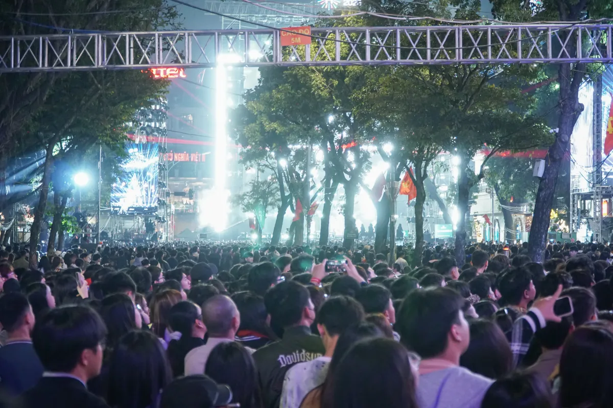 H&agrave;ng ngh&igrave;n người d&acirc;n đổ về trung t&acirc;m Thủ đ&ocirc; đ&oacute;n chờ Giao thừa 2026 - Ảnh 6.