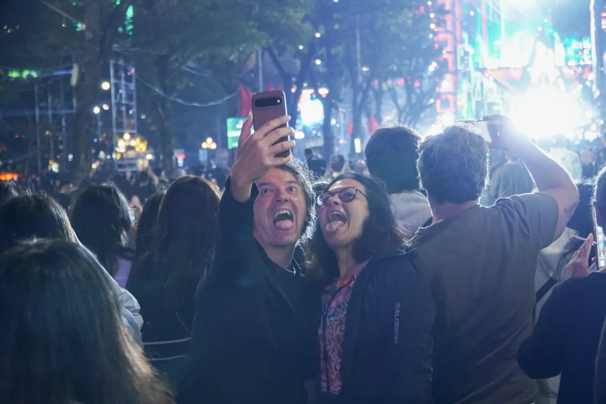 H&agrave;ng ngh&igrave;n người d&acirc;n đổ về trung t&acirc;m Thủ đ&ocirc; đ&oacute;n chờ Giao thừa 2026 - Ảnh 12.