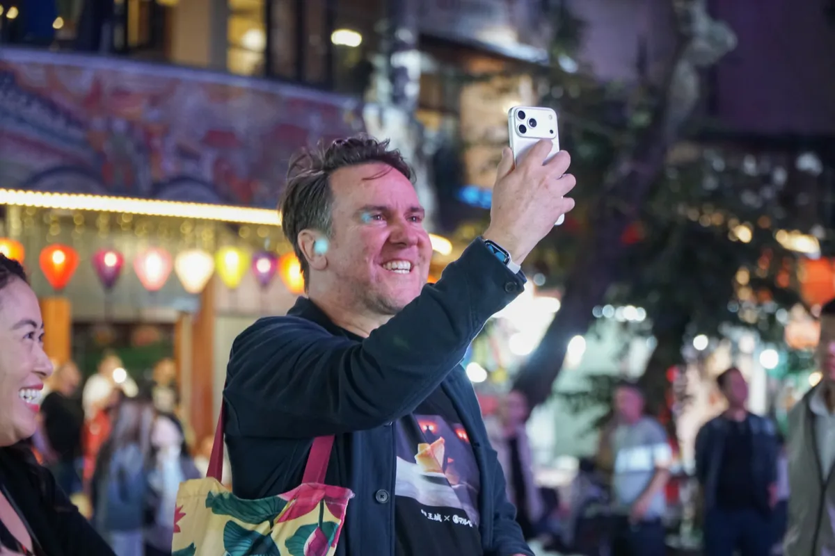 H&agrave;ng ngh&igrave;n người d&acirc;n đổ về trung t&acirc;m Thủ đ&ocirc; đ&oacute;n chờ Giao thừa 2026 - Ảnh 11.