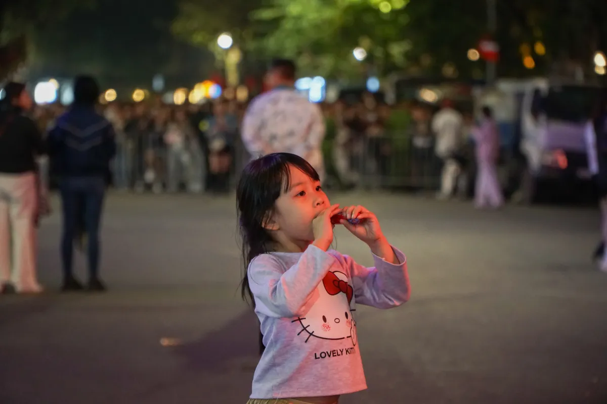 H&agrave;ng ngh&igrave;n người d&acirc;n đổ về trung t&acirc;m Thủ đ&ocirc; đ&oacute;n chờ Giao thừa 2026 - Ảnh 14.