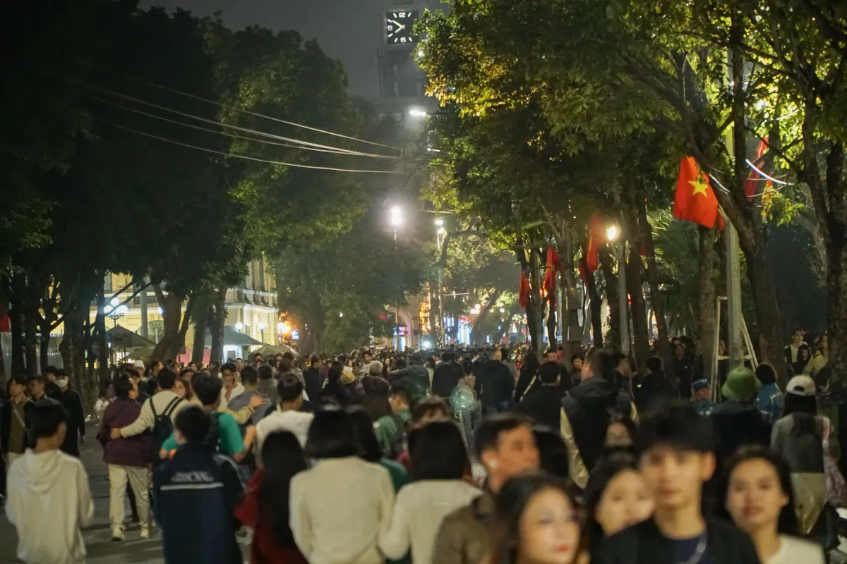 H&agrave;ng ngh&igrave;n người d&acirc;n đổ về trung t&acirc;m Thủ đ&ocirc; đ&oacute;n chờ Giao thừa 2026 - Ảnh 1.