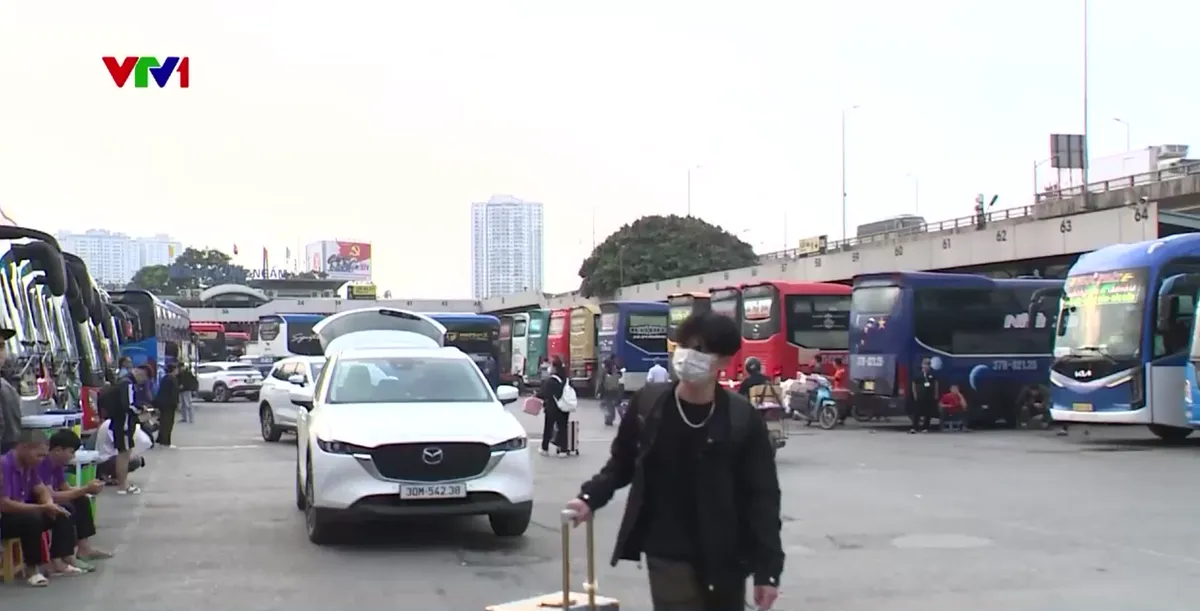 Kh&aacute;ch qua c&aacute;c bến xe H&agrave; Nội tăng gấp đ&ocirc;i dịp nghỉ Tết Dương lịch - Ảnh 2.