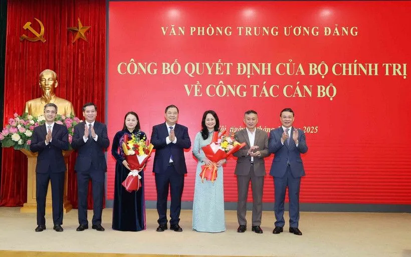 Lãnh đạo Văn phòng Trung ương Đảng chúc mừng đồng chí Nguyễn Thị Thu Hà và đồng chí Lâm Thị Phương Thanh. (Ảnh: Phương Hoa/TTXVN)