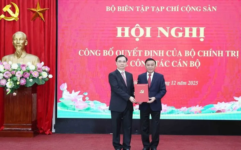 Ông Trần Cẩm Tú, Ủy viên Bộ Chính trị, Thường trực Ban Bí thư trao Quyết định của Bộ Chính trị cho đồng chí Dương Trung Ý.