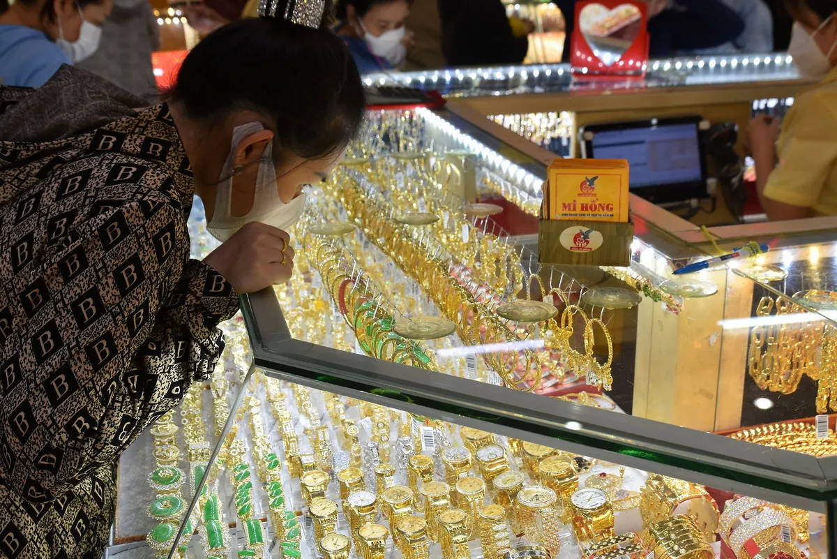 Gi&aacute; v&agrave;ng h&ocirc;m nay 31/12: Tăng l&ecirc;n rồi bất ngờ giảm s&acirc;u- Ảnh 1.