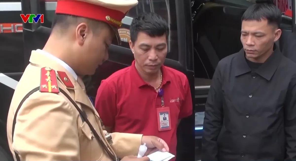 Tăng cường kiểm tra, xử l&yacute; vi phạm, đảm bảo an to&agrave;n vận tải kh&aacute;ch dịp Tết Dương lịch - Ảnh 1.