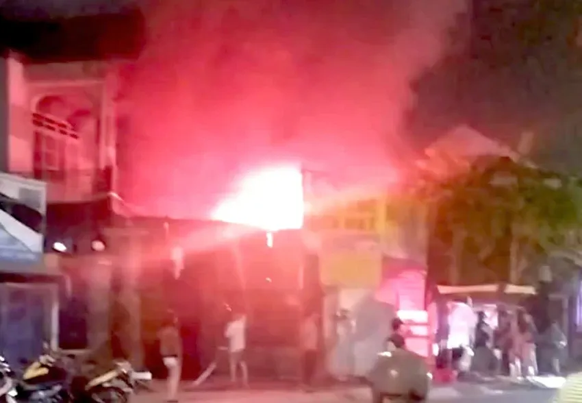 Ch&aacute;y ki-ốt b&aacute;n nước giải kh&aacute;t tại TP Hồ Ch&iacute; Minh, 1 người tử vong  - Ảnh 1.