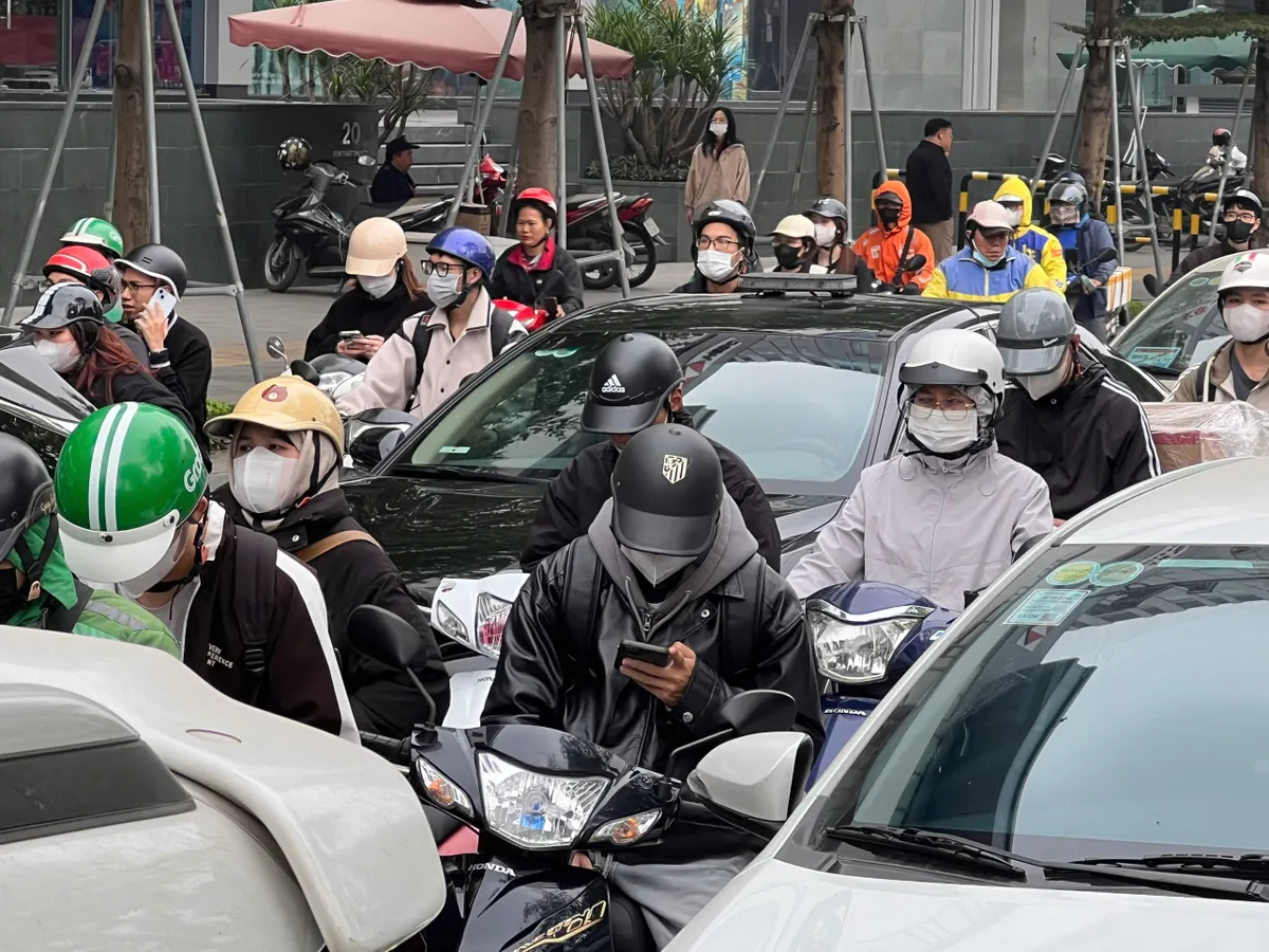 Người d&acirc;n hối hả rời Thủ đ&ocirc; về qu&ecirc; nghỉ Tết Dương lịch 2026 - Ảnh 1.