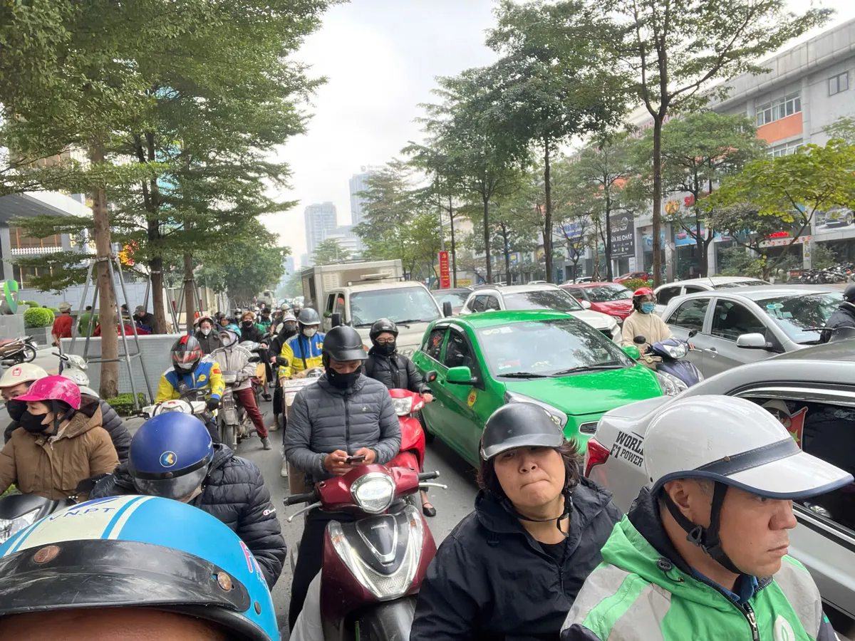 Người d&acirc;n hối hả rời Thủ đ&ocirc; về qu&ecirc; nghỉ Tết Dương lịch 2026 - Ảnh 9.