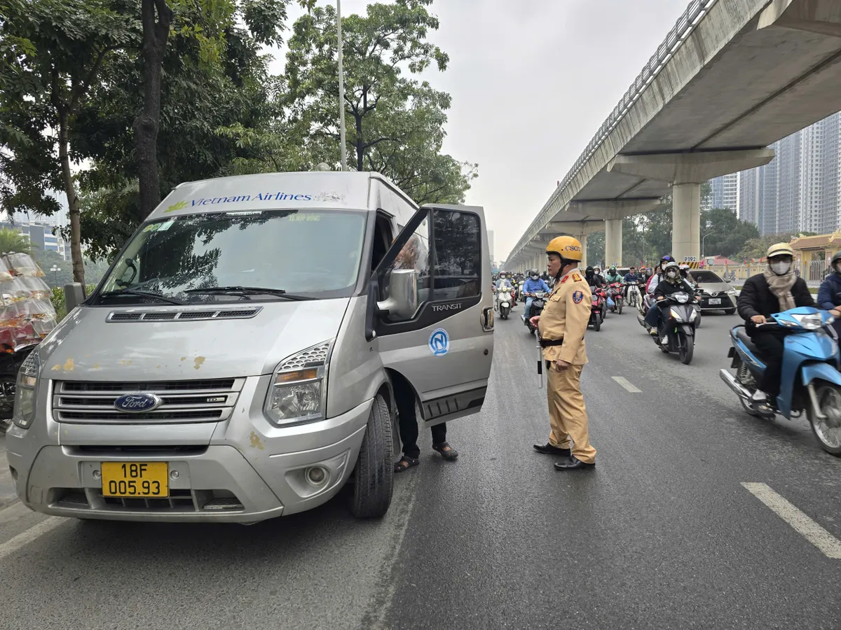 Người d&acirc;n hối hả rời Thủ đ&ocirc; về qu&ecirc; nghỉ Tết Dương lịch 2026 - Ảnh 11.