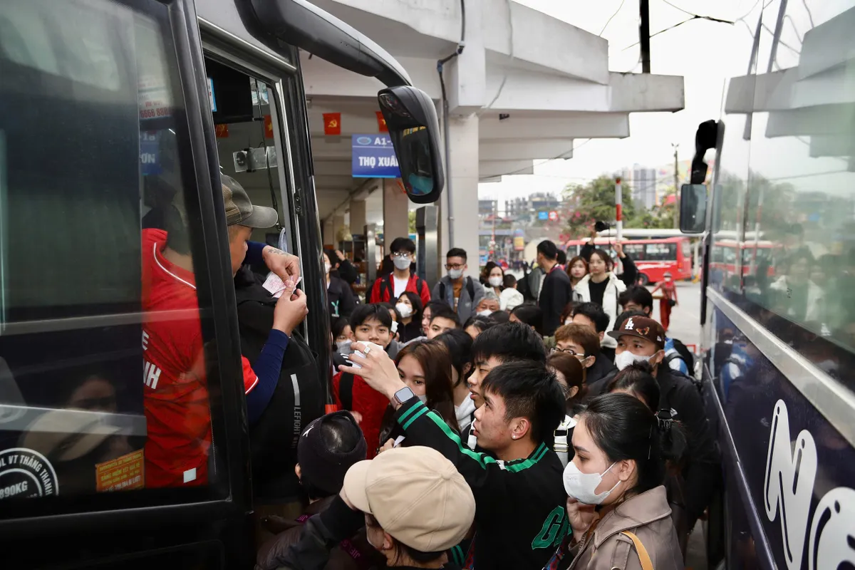 Người d&acirc;n hối hả rời Thủ đ&ocirc; về qu&ecirc; nghỉ Tết Dương lịch 2026 - Ảnh 5.