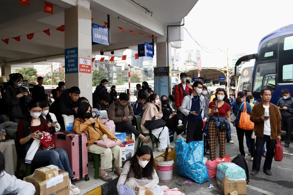 Người d&acirc;n hối hả rời Thủ đ&ocirc; về qu&ecirc; nghỉ Tết Dương lịch 2026 - Ảnh 4.