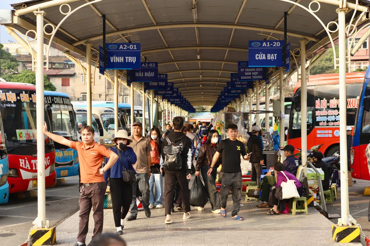 Người d&acirc;n hối hả rời Thủ đ&ocirc; về qu&ecirc; nghỉ Tết Dương lịch 2026 - Ảnh 3.