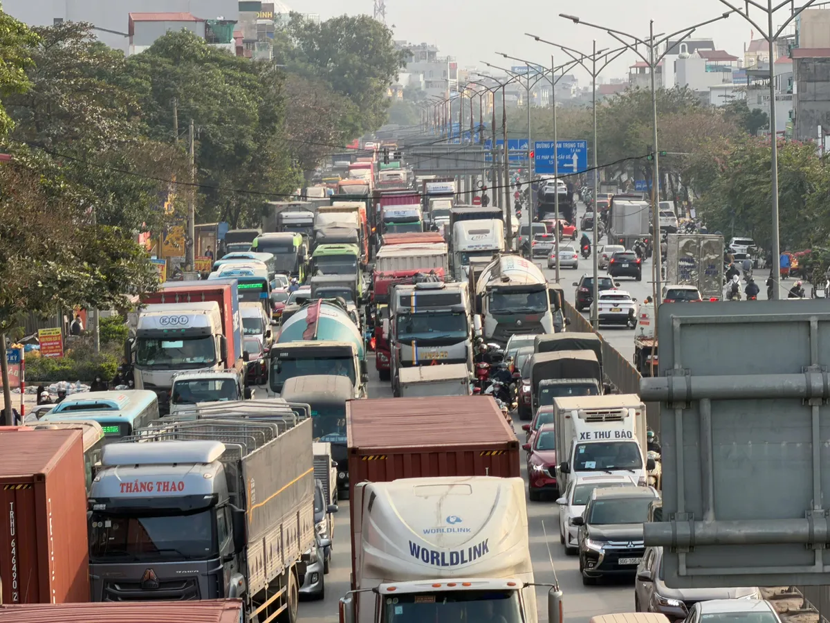 Người d&acirc;n hối hả rời Thủ đ&ocirc; về qu&ecirc; nghỉ Tết Dương lịch 2026 - Ảnh 6.