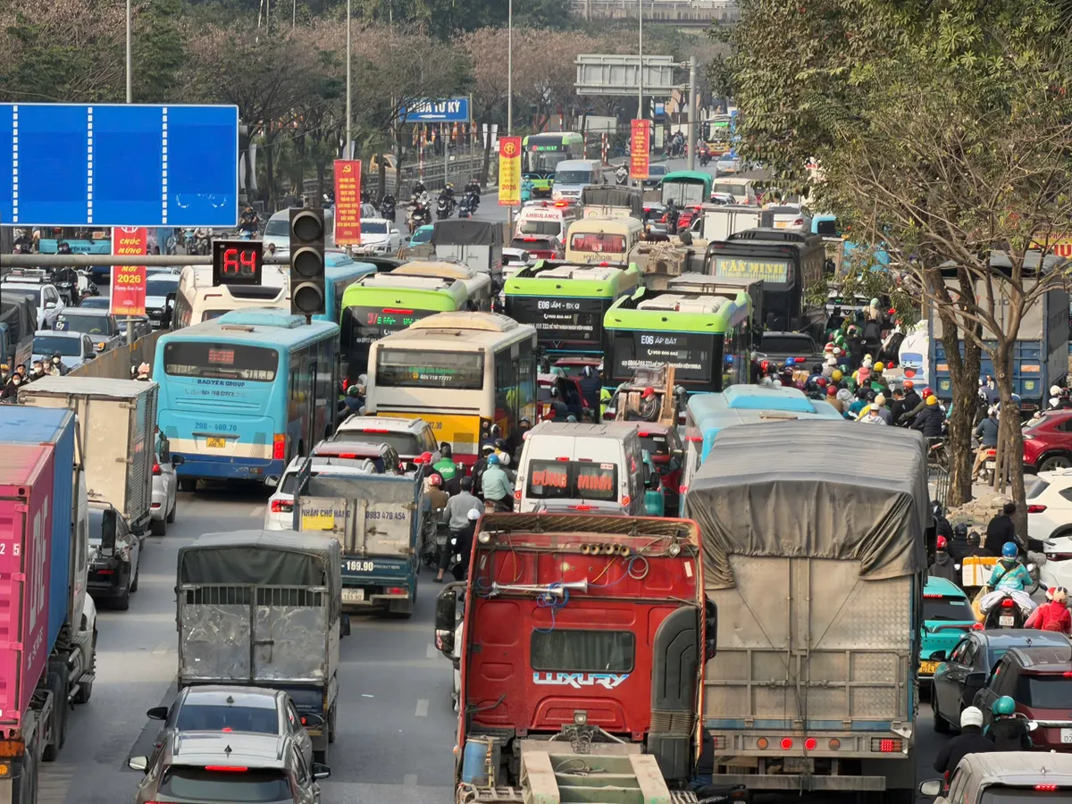 Người d&acirc;n hối hả rời Thủ đ&ocirc; về qu&ecirc; nghỉ Tết Dương lịch 2026 - Ảnh 10.