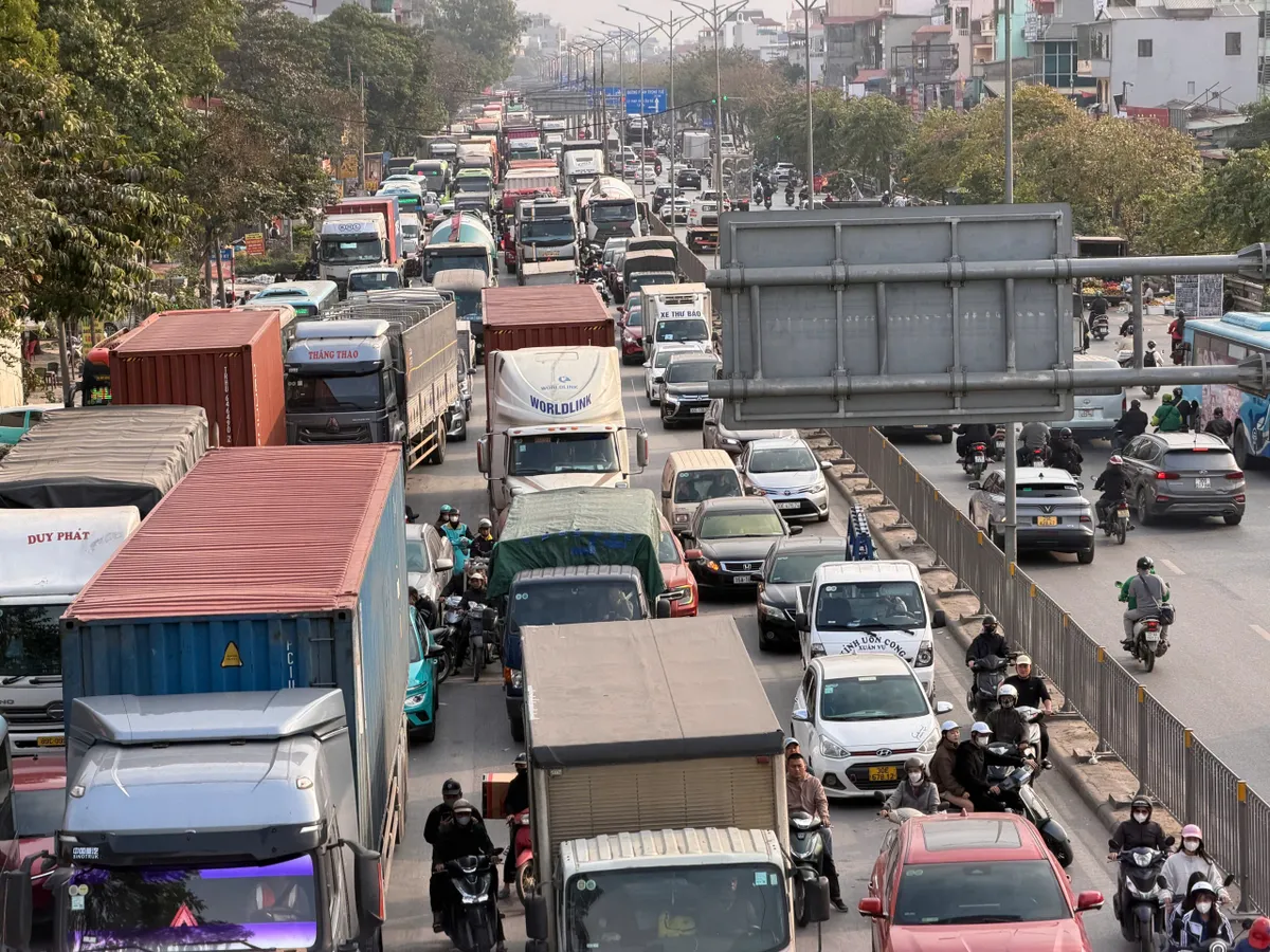 Người d&acirc;n hối hả rời Thủ đ&ocirc; về qu&ecirc; nghỉ Tết Dương lịch 2026 - Ảnh 7.