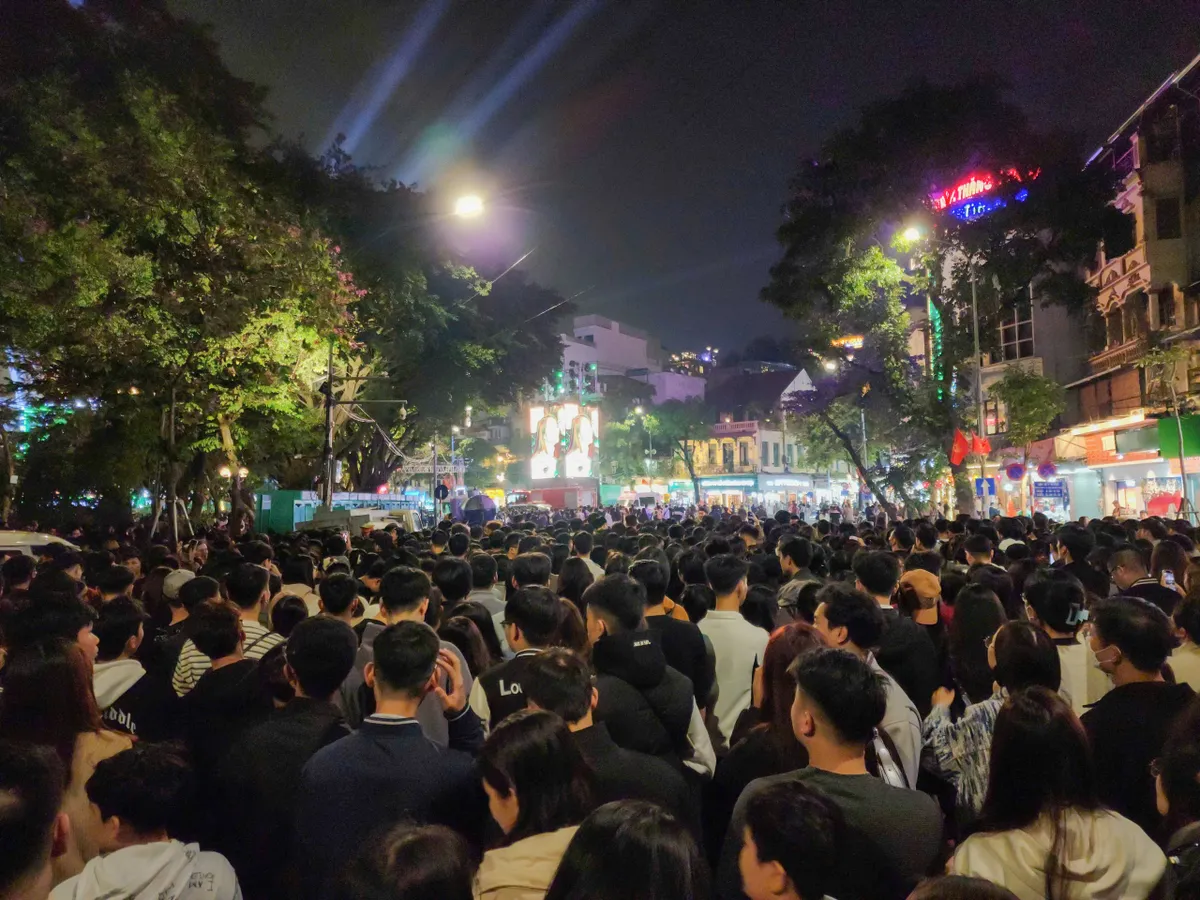 H&agrave;ng ngh&igrave;n người d&acirc;n đổ về trung t&acirc;m Thủ đ&ocirc; đ&oacute;n chờ Giao thừa 2026 - Ảnh 2.