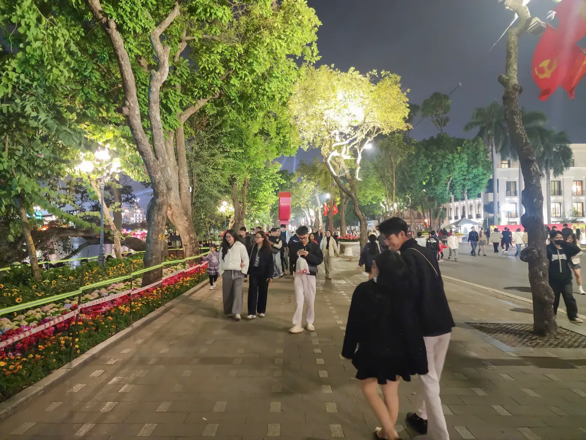 H&agrave;ng ngh&igrave;n người d&acirc;n đổ về trung t&acirc;m Thủ đ&ocirc; đ&oacute;n chờ Giao thừa 2026 - Ảnh 3.