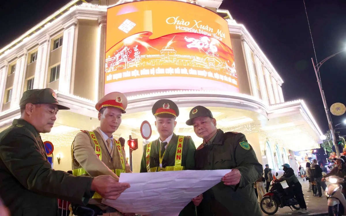 Công an các đơn vị triển khai lực lượng bảo đảm an ninh, trật tự tại khu vực hồ Hoàn Kiếm.