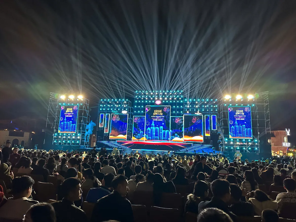 Tưng bừng ph&aacute;o hoa ch&agrave;o đ&oacute;n năm mới 2026 tr&ecirc;n khắp cả nước - Ảnh 27.