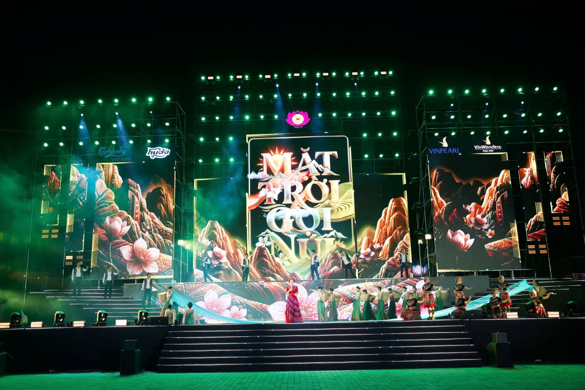 Tưng bừng ph&aacute;o hoa ch&agrave;o đ&oacute;n năm mới 2026 tr&ecirc;n khắp cả nước - Ảnh 28.