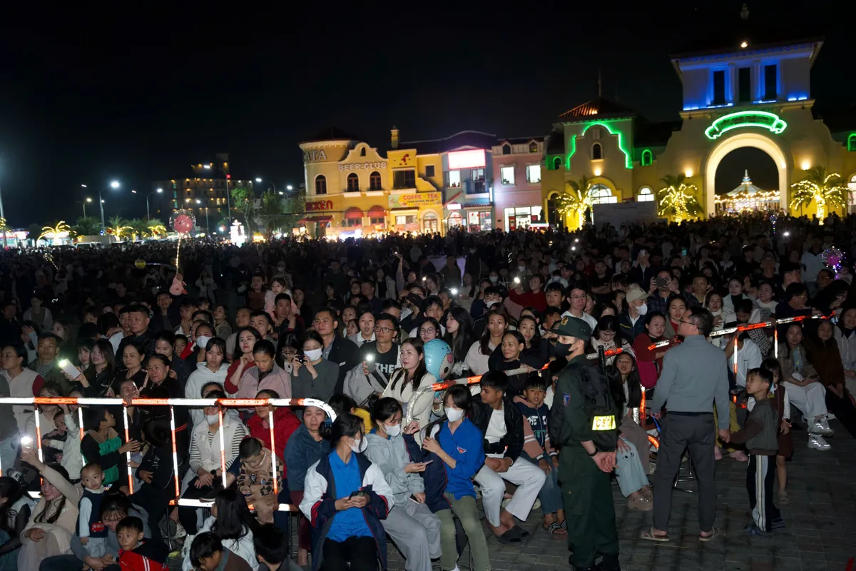 Tưng bừng ph&aacute;o hoa ch&agrave;o đ&oacute;n năm mới 2026 tr&ecirc;n khắp cả nước - Ảnh 29.