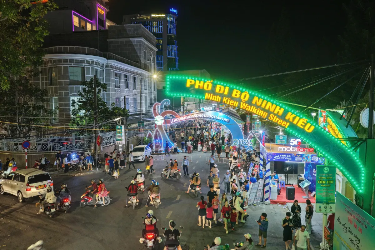 Cần Thơ rộn r&agrave;ng ch&agrave;o năm mới 2026 - Ảnh 9.