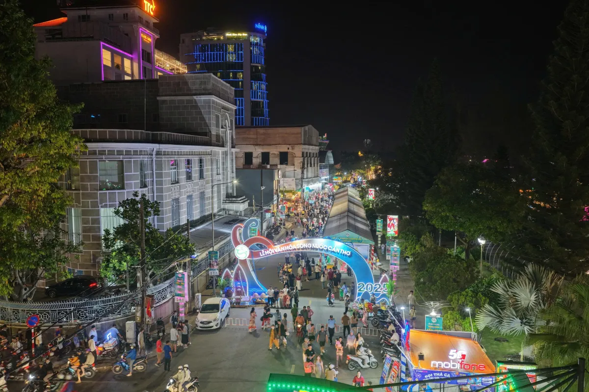 Cần Thơ rộn r&agrave;ng ch&agrave;o năm mới 2026 - Ảnh 10.