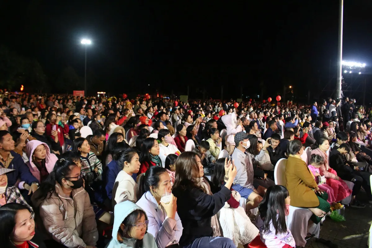 Tưng bừng ph&aacute;o hoa ch&agrave;o đ&oacute;n năm mới 2026 tr&ecirc;n khắp cả nước - Ảnh 33.