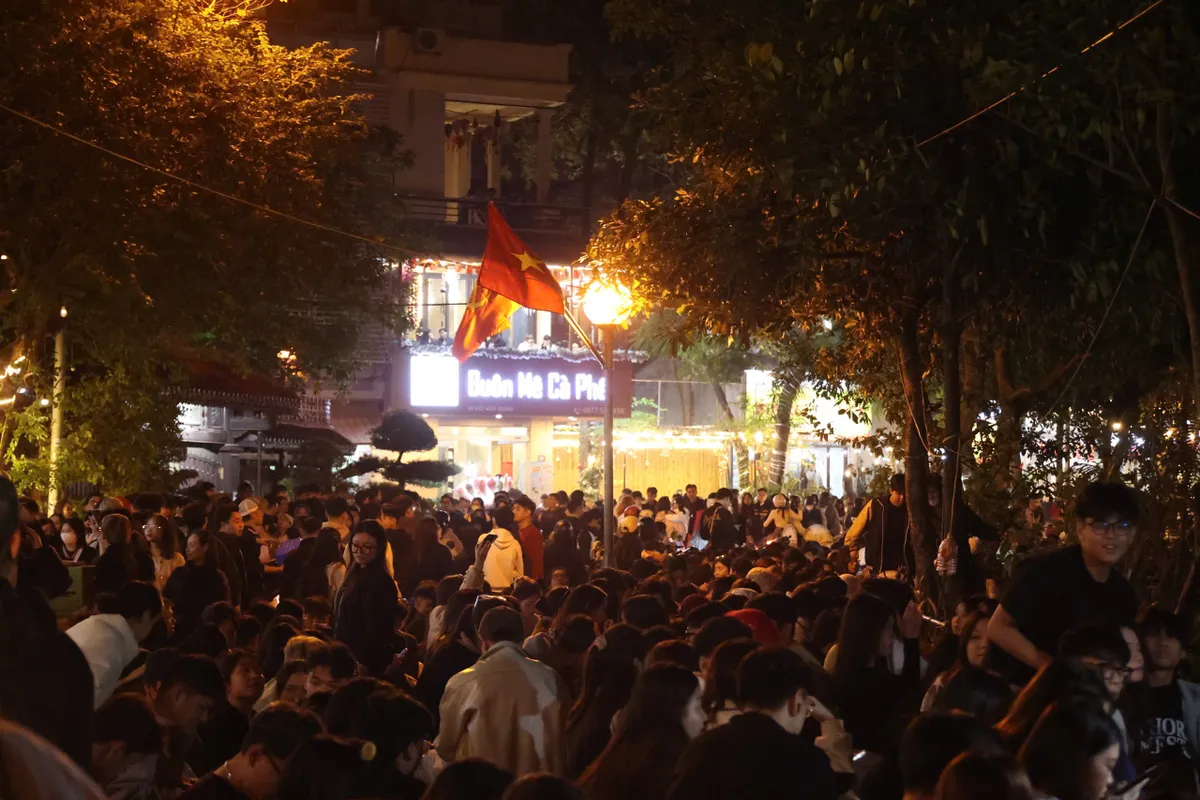 Tưng bừng ph&aacute;o hoa ch&agrave;o đ&oacute;n năm mới 2026 tr&ecirc;n khắp cả nước - Ảnh 10.