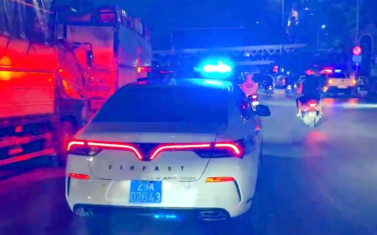 Đội CSGT đường bộ số 1 sử dụng xe chuyên dụng đưa người bị nạn đi cấp cứu.