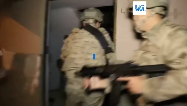 Thổ Nhĩ Kỳ truy quét toàn quốc, bắt giữ hơn 100 nghi phạm IS - Ảnh 1.