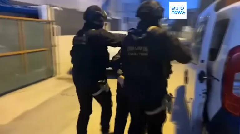 Thổ Nhĩ Kỳ truy quét toàn quốc, bắt giữ hơn 100 nghi phạm IS - Ảnh 2.