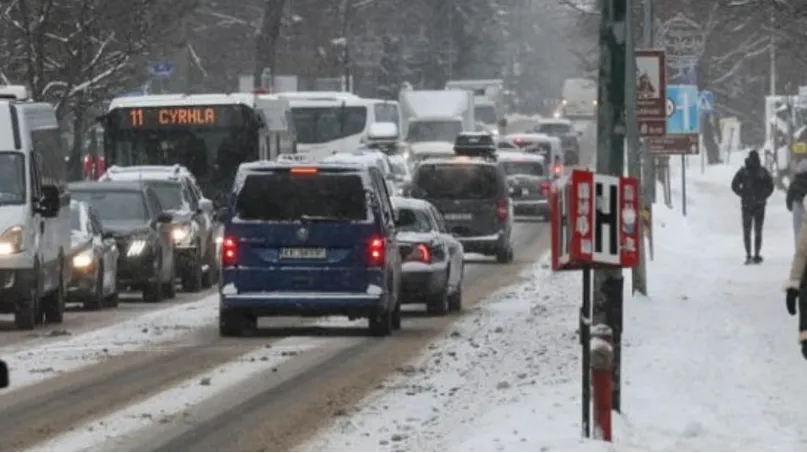 Tuyết rơi d&agrave;y đặc ở Ba Lan dẫn đến h&agrave;ng d&agrave;i xe bị mắc kẹt tới 20 km  - Ảnh 1.