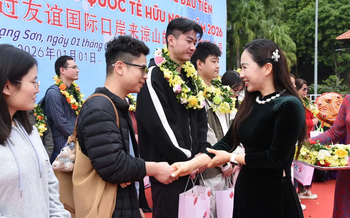 Tặng hoa chào đón hơn 40 vị khách đầu tiên "xông đất" xứ Lạng năm 2026.