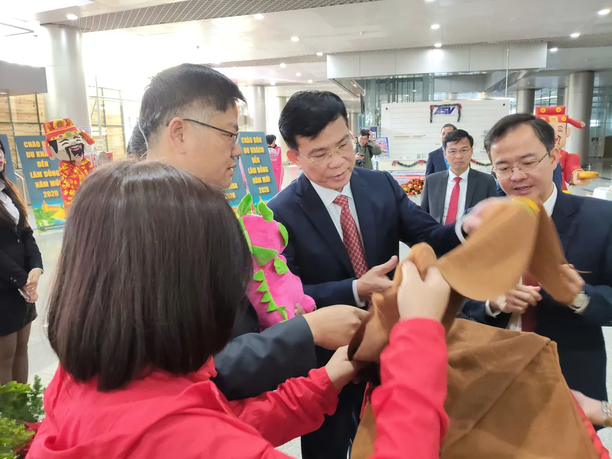 L&acirc;m Đồng ch&agrave;o đ&oacute;n 250 du kh&aacute;ch đầu ti&ecirc;n năm 2026 - Ảnh 2.