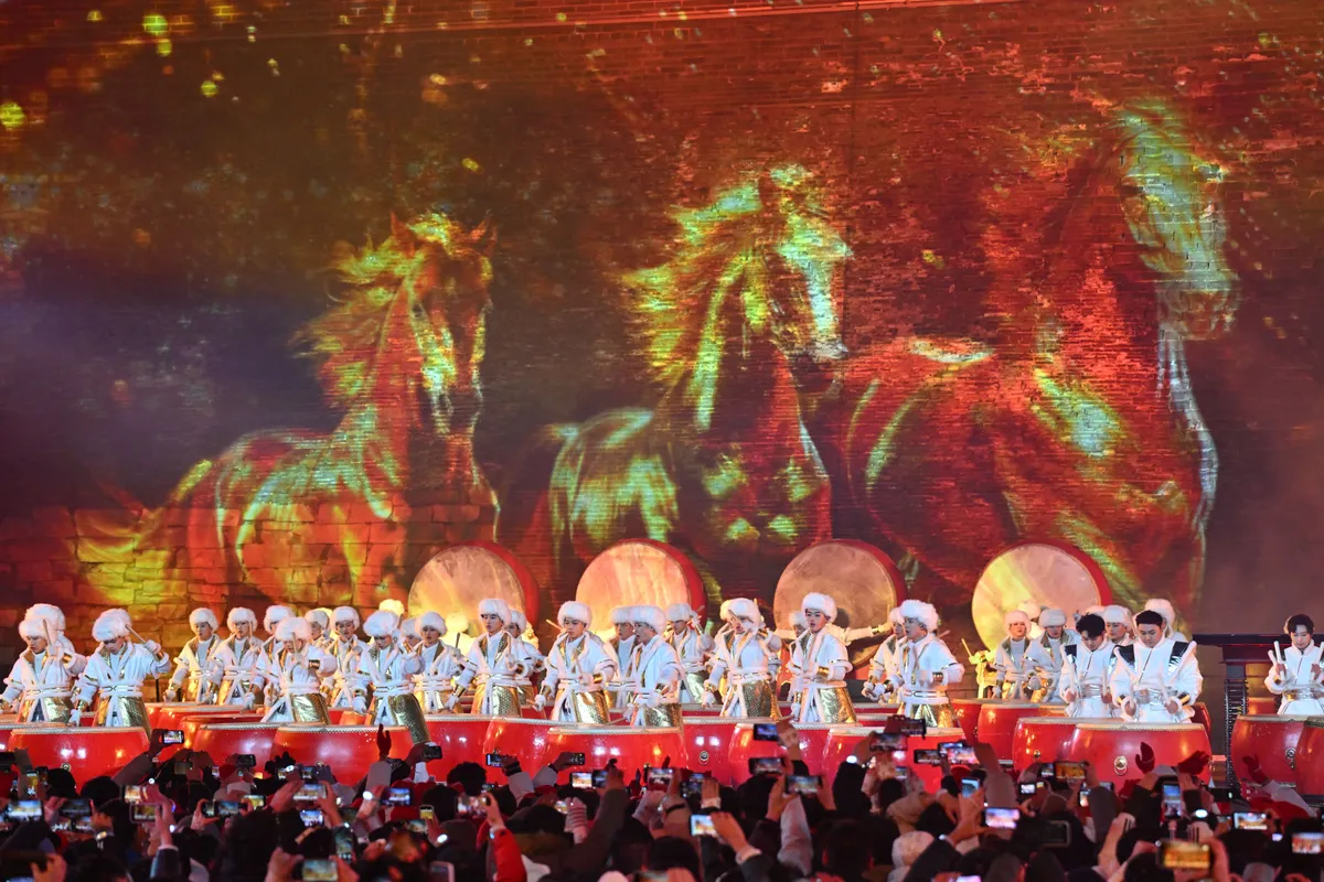 Tr&igrave;nh diễn &aacute;nh s&aacute;ng v&agrave; đếm ngược ấn tượng đ&oacute;n năm mới tại Vạn L&yacute; Trường Th&agrave;nh - Ảnh 7.