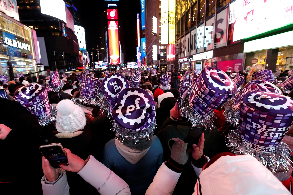 D&ograve;ng người đổ về Quảng trường Thời đại chờ đ&oacute;n m&agrave;n thả quả cầu pha l&ecirc; ch&agrave;o năm mới - Ảnh 3.