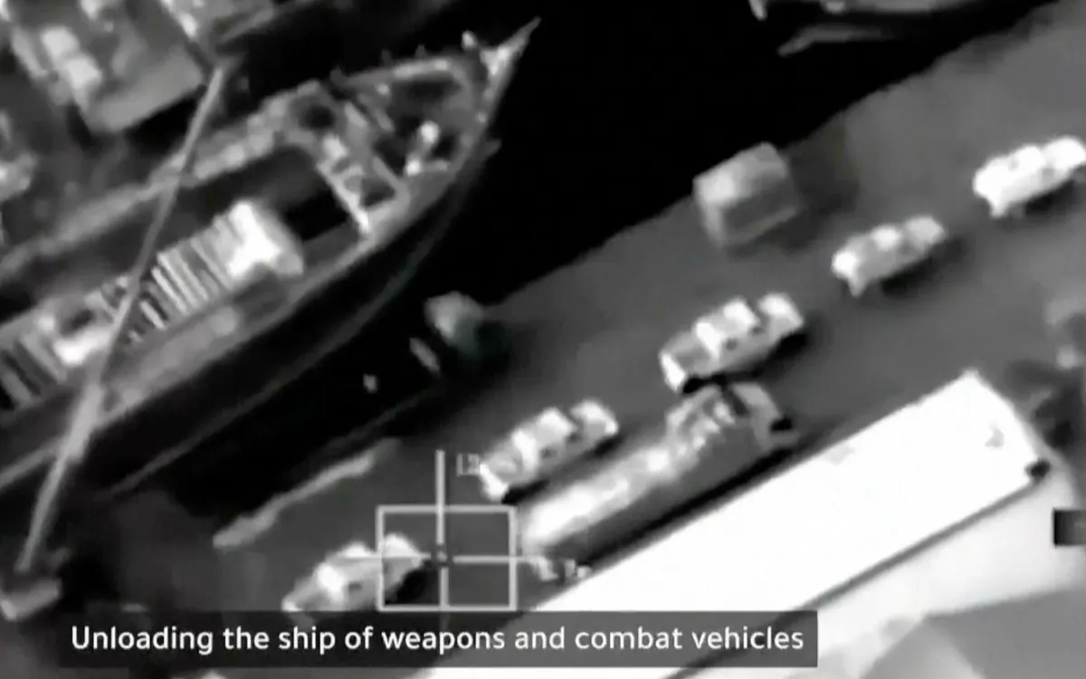 Saudi Arabia tấn công thứ được cho là lô hàng vũ khí và xe bọc thép đến từ UAE, tại Mukalla, Yemen (Ảnh: AP)