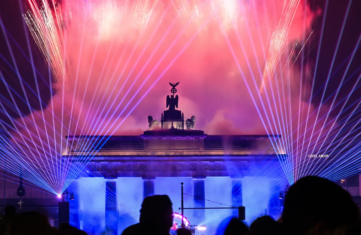 M&agrave;n ph&aacute;o hoa rực rỡ v&agrave; lễ hội &aacute;nh s&aacute;ng quy m&ocirc; lớn đ&oacute;n ch&agrave;o năm mới 2026 ở ch&acirc;u &Acirc;u - Ảnh 3.